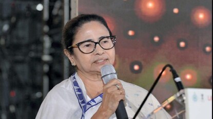 বাণিজ্য সম্মেলনের মঞ্চে মুখ্যমন্ত্রী মমতা বন্দ্যোপাধ্যায়৷ ছবি- পিটিআই বাণিজ্য সম্মেলনের মঞ্চে মুখ্যমন্ত্রী মমতা বন্দ্যোপাধ্যায়৷ ছবি- পিটিআই