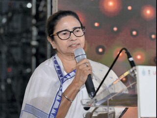 বাণিজ্য সম্মেলনের মঞ্চে মুখ্যমন্ত্রী মমতা বন্দ্যোপাধ্যায়৷ ছবি- পিটিআই