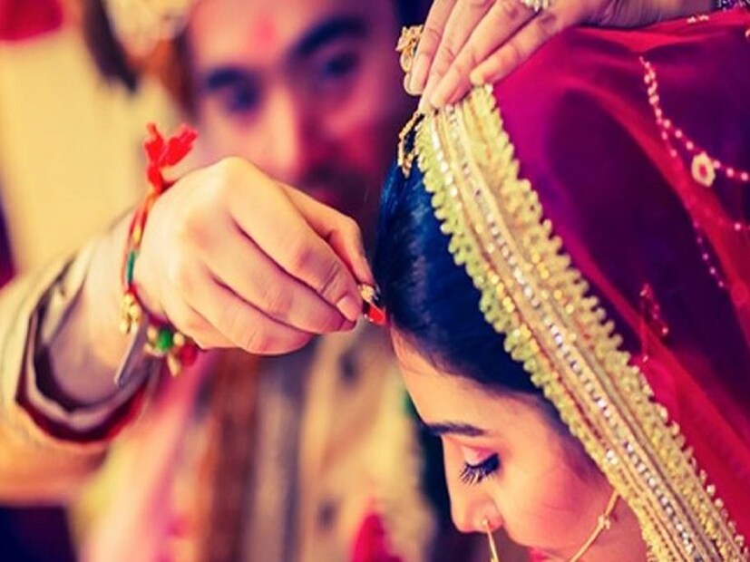 কার্তিক মাসের শুক্লপক্ষের একাদশী তিথিতে দেবুথানী একাদশী। দেবুথানী একাদশীতে চাতুর্মাস শেষ হয়। চাতুর্মাস শেষ হলে শুভকাজে হাত দেওয়া শুরু হয়। অর্থাৎ শুভকাজ শুরু হতে পারে এই সময় থেকেই৷ দেবুথানী একাদশীতে বিয়ে, গৃহ প্রবেশ, মুণ্ডন, বাগদান প্রভৃতি শুভ কাজকর্ম শুরু হবে। এ বছর ২৩ নভেম্বর, বৃহস্পতিবার দেবুথানী একাদশী পড়ছে। নভেম্বর ২০২৩ থেকে এপ্রিল ২০২৪ পর্যন্ত বিয়ের জন্য শুভ দিন কী কী? জেনে নিন