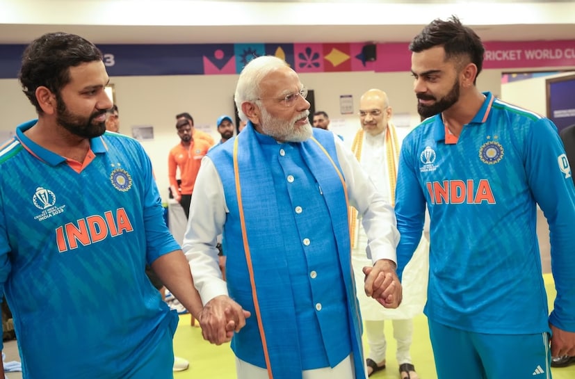 গোটা টুর্নামেন্ট ভাল খেললেও আহমেদাবাদে বিশ্বকাপ ফাইনালে মুখ থুবড়ে পড়েছে টিম ইন্ডিয়া ৷ ১৪০ কোটি দেশবাসীর প্রত্যাশাপূরণে ব্যর্থ রোহিতরা ৷ ২০ বছর পরেও সেই অস্ট্রেলিয়ার বিরুদ্ধে আরও একটা বিশ্বকাপের ফাইনালে হার ৷ ম্যাচের শেষে বিধ্বস্ত ভারতীয় দলের ক্রিকেটারদের সঙ্গে দেখা করেন প্রধানমন্ত্রী নরেন্দ্র মোদি ৷
