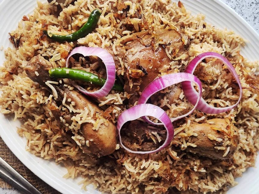 মোরগ পোলাও- চাল, মাংস, মশলা, দই এবং ঘি দিয়ে বানানো হয় এই পোলাও। চিকেন পিলাফ নামেও পরিচিত এই সুস্বাদু পোলাও।