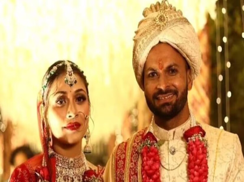 গোপালগঞ্জের সদর ব্লকের কাকরকুন্ড গ্রামের বাসিন্দা মৃত. কাশীনাথ সিং ও মালতী দেবীর ছেলে মুকেশ কুমার, বাবা কলকাতায় ট্যাক্সি ড্রাইভার হিসেবে কাজ করতেন। কঠোর পরিশ্রম এবং নিষ্ঠার সাথে, ক্রিকেটার মুকেশ কুমার আজ ক্রিকেট এবং গ্রামের রাস্তার মাধ্যমে একজন উচ্চ স্তরের খেলোয়াড় হয়ে উঠেছেন।