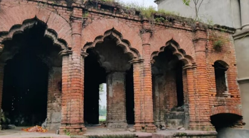বিভূতিবাবুর সেই শ্বশুরবাড়ি এখন যেন পোড়ো বাড়ি। কারও পা পড়ে না। দরজা-জানলা উধাও। তবে পানিতরের এই বাড়ি তাঁর কাছে শুধু শ্বশুরবাড়ি নয় যেন এক অনন্য স্মৃতি বিজড়িত স্থান। তবে এলাকার অনেকেই ওই বাড়িটিকে হেরিটেজ ঘোষণার পাশাপাশি সংস্কারের দাবি জানিয়েছেন।(তথ্য ও ছবি: জুলফিকার মোল্যা)