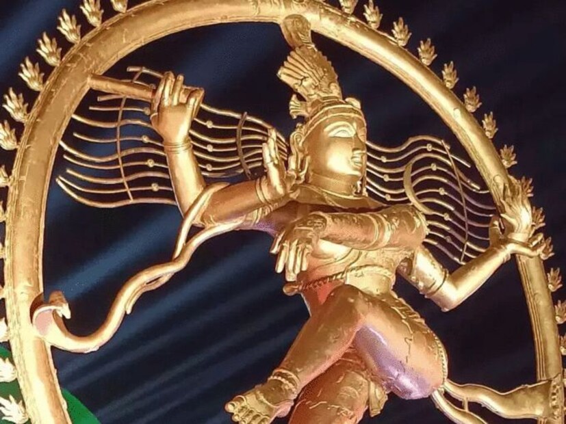 এমন মূর্তি ঘরে আনবেন নাদীপাবলিতে বাড়ি সাজানোর জন্য যদি ছবি বা প্রতিমা নিয়ে আসেন, তবে কিছু বিষয় মাথায় রাখতে হবে। বাড়িতে কখনই হিংসাত্মক ও নেতিবাচক ছবি বা মূর্তি যেমন নটরাজের তাণ্ডব মূর্তি, মহাভারতের ছবি, ডুবন্ত জাহাজ, তাজমহলের ছবি, বন্য প্রাণীর ছবি ইত্যাদি রাখা উচিত নয়। এতে বাড়ির বাস্তু নষ্ট হয় এবং আর্থিক উন্নতি বন্ধ হয়ে যায়।