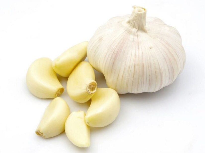 Garlic Peel Benefits: এই গুঁড়ো রান্নায় মিশিয়ে দিলে খাবারের স্বাদও বেড়ে যায়। এটা পেস্ট করেও রাখতে পারেন। বিনামূল্যে বাড়িতেই বানিয়ে নিতে পারেন। শুধু তা-ই নয়, খাদ্য অপচয়ও কমে। পাশাপাশি গাছের সার হিসেবেও ব্যবহার করা যেতে পারে।