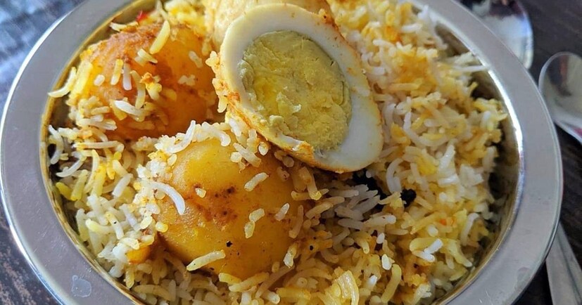 দ্বিতীয় কারণ হল বিরিয়ানিতে আলু ফিলার হিসেবে কাজ করে! মাংসর সঙ্গে আলুর সাইজটাও বড় রাখা হয়। মূলত স্বাদ বারানোর কাজেই আসে এই আলু। তবে একটা বড় কারণ আছে। জানলে চমকে যাবেন!photo source collected