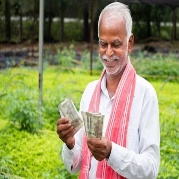 বুধবার অর্থাৎ ১৫ নভেম্বর ডিরেক্ট ব্যাঙ্ক ট্রান্সফারের মাধ্যমে প্রধানমন্ত্রী কিষান সম্মান নিধি যোজনার প্রায় ৮ কোটি কৃষকের অ্যাকাউন্টে   ১৮০০০ কোটি টাকা ট্রান্সফার করেছেন প্রধানমন্ত্রী নরেন্দ্র মোদি । এদিন ঝাড়খণ্ডের খুঁটি জেলা থেকে সকাল ১১টা ৩০ মিনিট নাগাদ কিস্তি বণ্টন শুরু করলেন মোদি। যদিও প্রায় ৪ কোটি কৃষক পিএম কিষাণ স্কিমের সুবিধা পাবেন না।