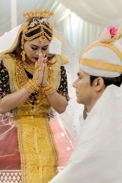 মণিপুরী সংস্কৃতি অনুযায়ী বিয়ের পোশাক হিসেবে রণদীপ পরেছিলেন কোকয়েত, পায়জামা এবং ফেইজোম বা ধুতি। কনে লিনের পরনে ছিল সাবেক মণিপুরী পোশাক পটলোই। মেরুন আর সোনালি কম্বিনেশনের পটলোইয়ের সঙ্গে ছিল মানানসই সোনার গয়না।