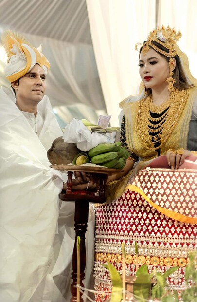 মণিপুরী রীতি রেওয়াজ অনুযায়ী বিয়ের অনুষ্ঠান শুরু হয় ‘বরযাত্রা’ দিয়ে। এই যাত্রার অগ্রভাগে ছিলেন রণদীপ। জলজ উদ্ভিদে বোনা আসন ‘কৌনা ফক’-এ তিনি বসেছিলেন পূর্বদিকে মুখ করে। এর পর প্রার্থনা ও অভিভাবকদের আশীর্বাদ গ্রহণের পর শুরু হয় অনুষ্ঠান।