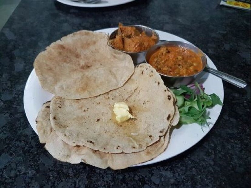 কাউকে খাবার পরিবেশন করার সময়, শুধুমাত্র একটি প্লেটে রুটি আনুন। 