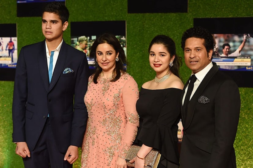সারা সার্টিফিকেটের ছবি পোস্ট করে লিখেছেন, ‘রেজাল্টস ডে’। বাবার রাস্তায় না হেঁটে মা, অঞ্জলী তেন্ডুলকারের পদাঙ্ক অনুসরণ করেছেন সারা। সচিনের স্ত্রী শিশুরোগ বিশেষজ্ঞ।