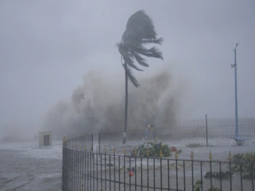 Cyclone Midhili Updates, West Bengal Weather Update: বঙ্গোপসাগরে তৈরি ঘূর্ণিঝড় মিধিলি। তুমুল শক্তি নিয়ে আর কয়েক ঘণ্টায় আছড়ে পড়বে এই ঘূর্ণিঝড়। ঠিক কোন কোন জায়গায় প্রভাব ফেলবে এই ঝড়? কী জানাচ্ছে আবহাওয়া দফতর?