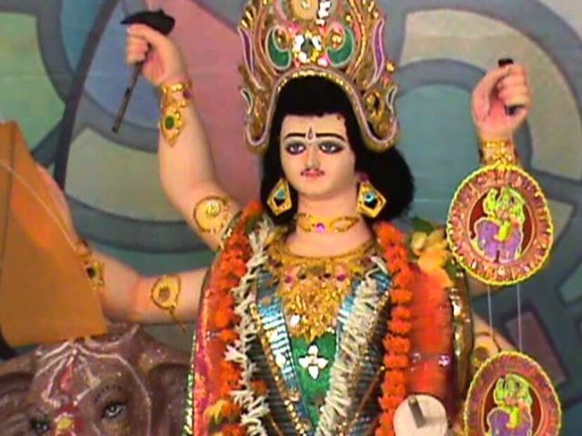 কার্তিক পুজোর প্রচলিত কাহিনীঃলোকমতে যাদের সন্তান হচ্ছে না যারা নিঃসন্তান তাঁরা যদি কার্তিকের পূজা করেন তাহলে সন্তান লাভ হয়। বিশ্বাস করা হয়, দেবী দুর্গা ও মহাদেবের পুত্র হলেন দেব সেনাপতি কার্তিক।