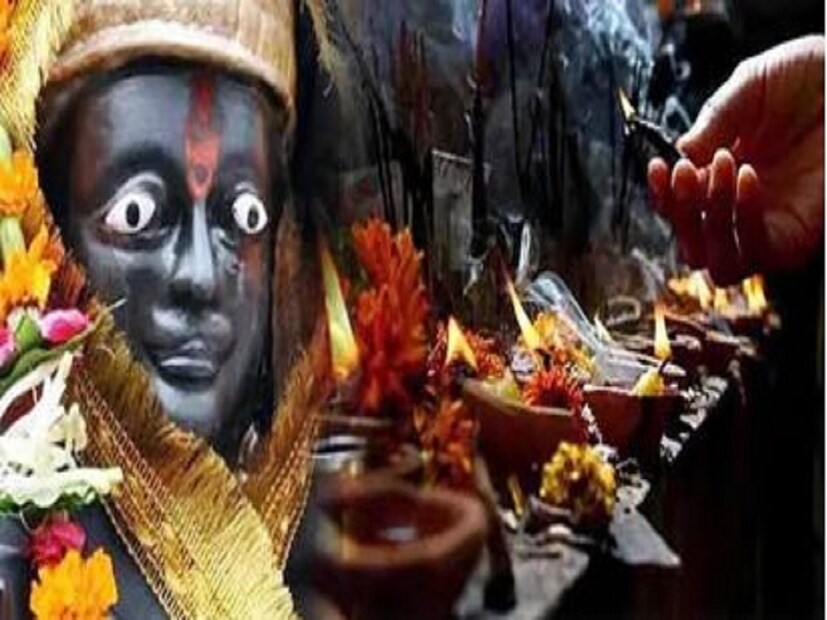 শনির অশুভ প্রভাব থেকে বাঁচার উপায়যাঁরা প্রতি শনিবার নিয়ম করে শনিদেবের পুজো করেন, শনিদেব তাঁদের কোনও ক্ষতি করেন না। শনির অশুভ প্রভাব এড়াতে শনিদেবকে সরষের তেল ও কালো তিল নিবেদন করা উচিত। যা অশুভ প্রভাব দূর করে  তার আশীর্বাদ নিয়ে আসে। পিপল গাছের পুজো এবং জল নিবেদন করলেও শনির অশুভ দৃষ্টি প্রতিহত করা যায়। শনিবার কালো কুকুর ও কাককে খাবার খাওয়ানো শুভ বলে মনে করা হয়।