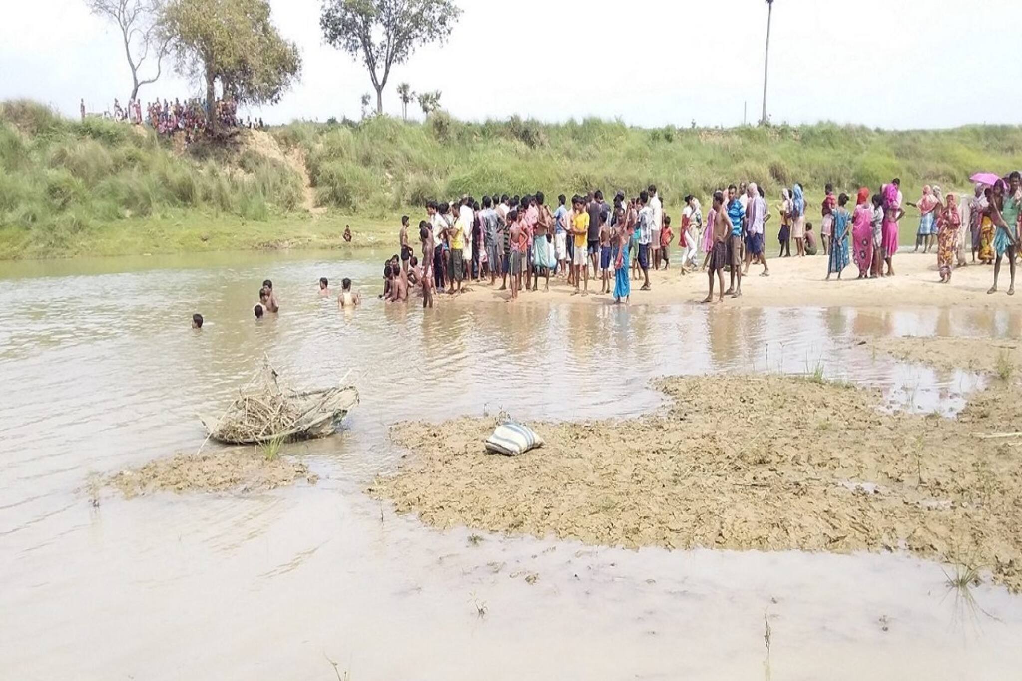 অজয় নদে ডুব দিয়ে এ কী পেলেন মহিলা! ছুটে এল গোটা গ্রাম, দেখেই চক্ষু চড়কগাছ সকলের