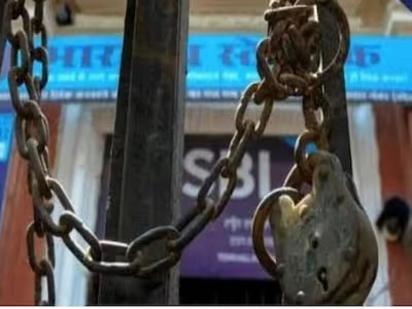 দীর্ঘদিন বন্ধ ব্যাঙ্কে কর্মী নিয়োগের প্রক্রিয়া। স্থায়ী কর্মী নিয়োগের দাবিতে এবার ধর্মঘটের পথে হাঁটতে চলেছে অল ইন্ডিয়া ব্যাঙ্ক এমপ্লয়িজ অ্যাসোসিয়েশন (AIBEA)।