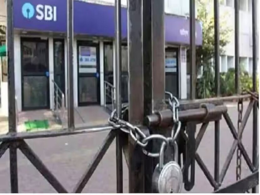 ধর্মঘট কার্যকর হলে আগামী ডিসেম্বর মাসে বেশ কিছুদিন বন্ধ থাকবে ব্যাঙ্কের কাজকর্ম। অসুবিধায় পড়বেন সারাদেশের মানুষ। অল ইন্ডিয়া ব্যাঙ্ক এমপ্লয়িজ অ্যাসোসিয়েশন (AIBEA)-এর তরফ থেকে বিজ্ঞপ্তি জারি করে ধর্মঘটের বিষয়ে জানানো হয়েছে।