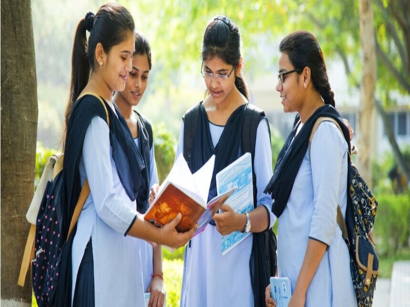 দশম শ্রেণীর পড়ুয়াদের জন্য, CBSE মোট পাঁচটি বাধ্যতামূলক বিষয় এবং দুটি ঐচ্ছিক বিষয় নির্ধারণ করেছে। যেখানে, CBSE ক্লাস ১২ সিলেবাসে সাতটি প্রধান শিক্ষার ক্ষেত্র অন্তর্ভুক্ত রয়েছে যার মধ্যে ভাষা, সাইকোলজি, গণিত, বিজ্ঞান, দক্ষতা বিষয়, সাধারণ অধ্যয়ন এবং স্বাস্থ্য এবং শারীরিক শিক্ষা অন্তর্ভুক্ত রয়েছে।