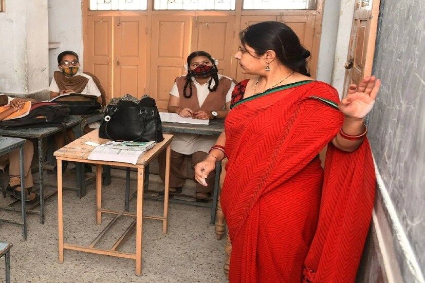 সরকারি স্কুলে শিক্ষকদের ছুটি নেওয়া নিয়ে বড় ঘোষণা করল রাজ্য সরকার৷ এ বার থেকে শিক্ষক-শিক্ষিকাদেরদের ছুটির বিষয়ে অনেকগুলো নিয়ম মেনে চলতে হবে, ঘোষণা করা হল তেমনই৷ (প্রতীকী ছবি)