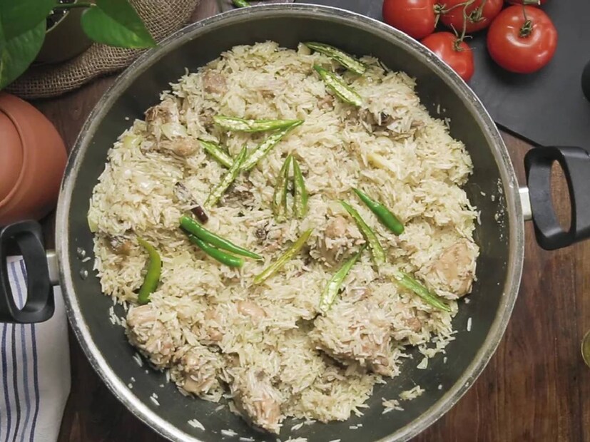 তেহারি- ছোট ছোট মাংসের টুকরো, গোল গোল আলু দিয়ে পোলাও তৈরি হয়। সকালে জলখাবার হিসেবে বাংলাদেশে খাওয়া হয় এই খাবার।
