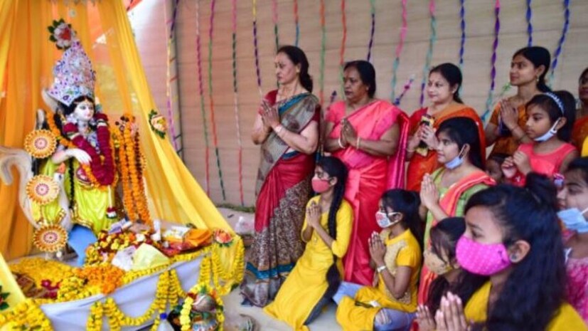এছাড়াও সাদা কাপড়, বেলপাতা, কাঁচা হলুদ, সিঁদুর, চাল ,ধানের শিষ, পাঁচ ধরনের ফল, কলা ও নারকেল, ঘট,পান, সুপারি, ধূপ, প্রদীপ প্রভৃতির দিয়ে দেবীর পূজা করা হয়। নানা উপাচারে নৈবেদ্য সাজিয়ে দেবীর পূজার আয়োজনের আগে।