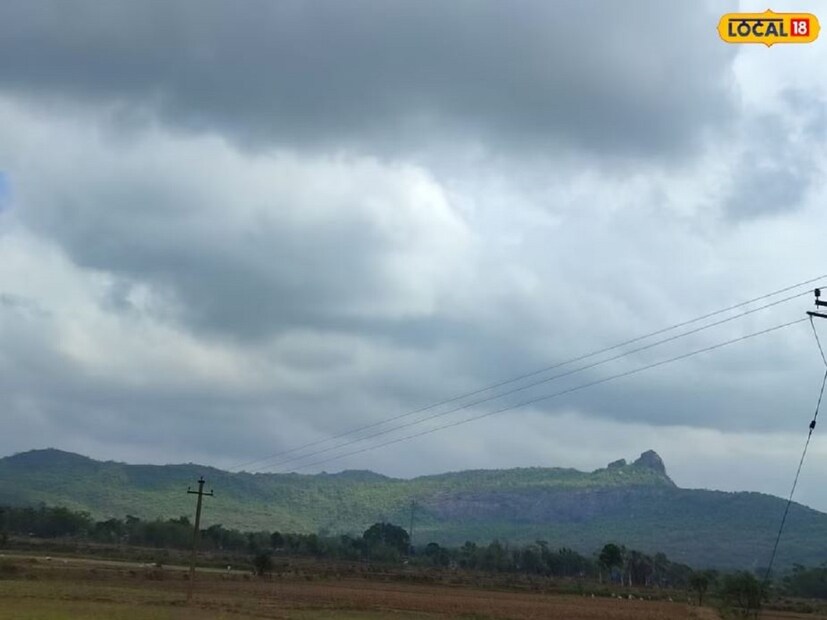 পুরুলিয়াবাসীরাও ঠান্ডার আমেজে গা ভাসিয়েছে। এই দিন পুরুলিয়া সর্বোচ্চ তাপমাত্রার পারদ থাকতে পারে ৩০ ডিগ্রি সেলসিয়াস ও সর্বনিম্ন তাপমাত্রার পারদ থাকতে পারে ১৫ ডিগ্রি সেলসিয়াস বলে জানা গিয়েছে হাওয়া অফিস সূত্রে। এরপরে ধীরে  ধীরে আরও কমবে তাপমাত্রার পারদ। মেঘলা আকাশ সরে যেতেই শীতের দাপট বাড়ছে জেলার সর্বত্র। ‌ Input- Sharmistha Banerjee