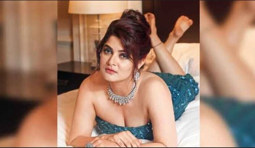 শ্রাবন্তী কলকাতার এক আবাসনে থাকেন। আর সেই আবাসনে রাত নেমে এলেই আসে চাঁদমামা। তাঁর বিছানায় খেলে যায় চাঁদের আলো। ভাবছেন তো এর সঙ্গে সেলেনোফিলের কী সম্পর্ক? আছে বইকী! সেলেনোফিল মানে 'চাঁদ প্রেমী'! চাঁদকে যারা ভালবাসেন তাদেরকে বলা হয় সেলেনোফিল। চাঁদের মতো সুন্দরী শ্রাবন্তীও চাঁদের প্রেমে পড়েন বারবার! তাই তাঁকে সেলেনোফিল বলা হয়! photo source collected 