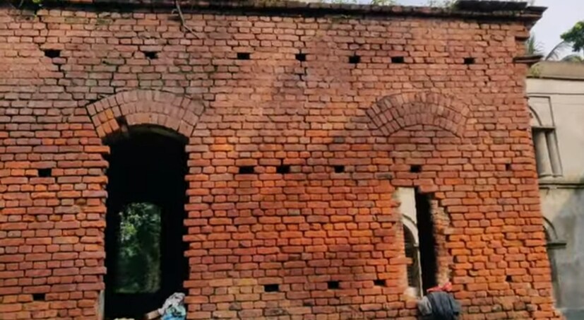 সেই সুবাদে বেশ কয়েক বার পানিতর গ্রামে এসেছিলেন বিভূতিবাবু। এই গ্রামের মেয়ে গৌরীদেবীকে বিয়ে করেছিলেন তিনি। শুধু তাই নয়, ওই গ্রামেই ছিল বিভূতিভূষণের পূর্বপুরুষদের বাস। বসিরহাটের সীমান্ত এলাকা পানিতর গ্রামে জামাইকে নিয়ে নানা মধুর স্মৃতি ছড়িয়ে রয়েছে। কিন্তু বহু স্মৃতি বিজরিত সেই বাড়ি এখন ভগ্নপ্রায়। অবস্থা এমনই যে সংস্কার না হলে যে কোনও দিন সেটি ভেঙে পড়তে পারে।(তথ্য ও ছবি: জুলফিকার মোল্যা)