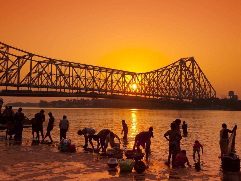 Bengal Rain Update: স্বাভাবিক তাপমাত্রার থেকে ৩ ডিগ্রি সেলসিয়াস কম। বাতাসে জলীয় বাষ্পের সর্বোচ্চ পরিমাণ ৬৮ থেকে ৯১ শতাংশ। আগামী ২৪ ঘণ্টায় কলকাতা শহরে তাপমাত্রা থাকবে ২২ থেকে ৩০ ডিগ্রি সেলসিয়াস।