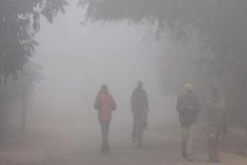 Winter Weather West Bengal: শীতের চেনা ছবি আগুন জ্বেলে হাত সেঁকে নেওয়া জেলার ইতি উতি লক্ষ্য করা যাচ্ছে। গরম কাপড় পড়ে সকালবেলায় বার হচ্ছেন সকলেই। (তথ্য- প্রিয়ব্রত গোস্বামী)