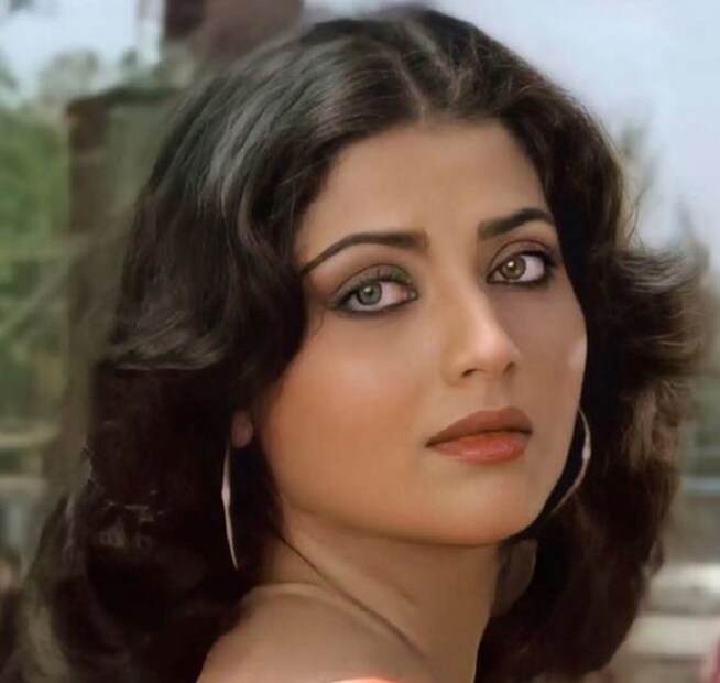 তবে সাংসারিক জীবনে তিনি খুবই সফল৷ তিন সন্তান নিয়ে তিনি সুখে শান্তিতে মিঠুন ঘরণী হয়ে কাটাচ্ছেন৷ এর আগে তিনি কিশোর কুমারকে বিয়ে করলেও বেশি দিন সংসার করতে পারেননি৷ তারপর মিঠুনের সঙ্গে বিয়ে হয় যোগীতা বালির৷ তারপর থেকেই তিনি পাক্কা সংসারি৷ ছেলে-মেয়ে বড় করা থেকে মিঠুনের ঘর সামলাচ্ছেন তিনি৷ 