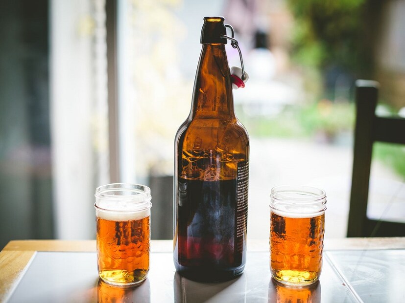 বিয়ারের বোতলের রংয়ের এক অদ্ভুত রহস্য রয়েছে। বেশিরভাগ বিয়ারের বোতলই বাদামি বা সবুজ রঙের হয়। জানেন কি বিয়ারের বোতল কেন বাদামি বা সবুজ রঙেরই হয়, কেন অন্য রঙের হয় না? আসুন জেনে নেওয়া যাক এই রঙিন বোতলের রহস্য।