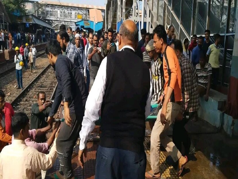 ২০২০ সালের ৪ জানুয়ারি ভেঙে পড়েছিল বর্ধমান স্টেশনের একাংশ। তিনবছরের মাথায় ফের দুর্ঘটনা। এবার ২ ও ৩ নম্বর প্ল্যাটফর্মের মধ্যে ভেঙে পড়ল জলের ট্যাঙ্ক। (ছবি-- বনোয়ারীলাল চৌধুরী)