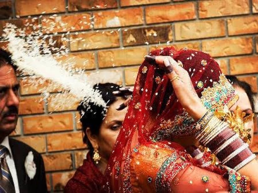 বাঙালি বিবাহ হোক বা মারাঠি, কন্যা পিতৃগৃহ ছেড়ে চলে যাওয়ার সময় কনকাঞ্জলি দিয়ে যায়। শেষ বারের মতো তিন মুঠো চাল কনে বাপের বাড়ির দিকে পিছন ফিরে বা মায়ের আঁচলে ছুড়ে দিয়ে চলে যায়। আর পিছন ফিরে তাকায় না। কিন্তু কেন এই আচার পালন করা হয়? এই প্রথার পিছনে ঠিক কি ঐতিহ্য বা অনুভূতি কাজ করে? ওয়ার্ধার পণ্ডিত হেমন্ত শাস্ত্রী পাচখেড়ে জানালেন এই বিশেষ রীতির পিছনে থাকা আসল কারণ। 