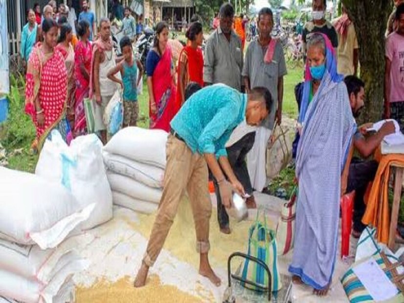 কমিশন নিয়ে মূলত আপত্তি। এছাড়া রাজ্যের বিভিন্ন রেশন সংক্রান্ত চুরির ঘটনায় রেশন ডিলারদের জড়িয়ে দেওয়া হচ্ছে বলে অভিযোগ। 