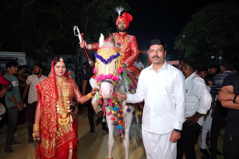 গুজরাতি বিয়ের নিয়ম অনুযায়ী আগের দিন বরকে ঘোড়ায় করে মন্দিরে নিয়ে যাওয়া হয়! সেই মতো মন্দিরে যাওয়ার সময়েই এই মহরা সেজে ওঠে! 
