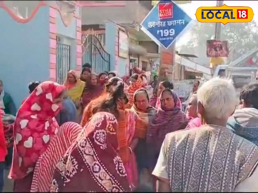 শিক্ষকের মৃত্যুর পর তার মৃতদেহ নিয়ে তিন স্ত্রীর বাদানুবাদ। রাতভোর চললো কথা কাটাকাটি। শিক্ষকের স্ত্রীর দাবিদার হল তিনজন স্ত্রী। অবশেষে পুলিশের হস্তক্ষেপে মিললো সুরাহা। ঘটনাটি ঘটে বৃহস্পতিবার দুপুরে মুর্শিদাবাদের সামশেরগঞ্জের রতনপুর স্টেশন মোড় এলাকায়। (ছবি ও তথ্য: কৌশিক অধিকারী)