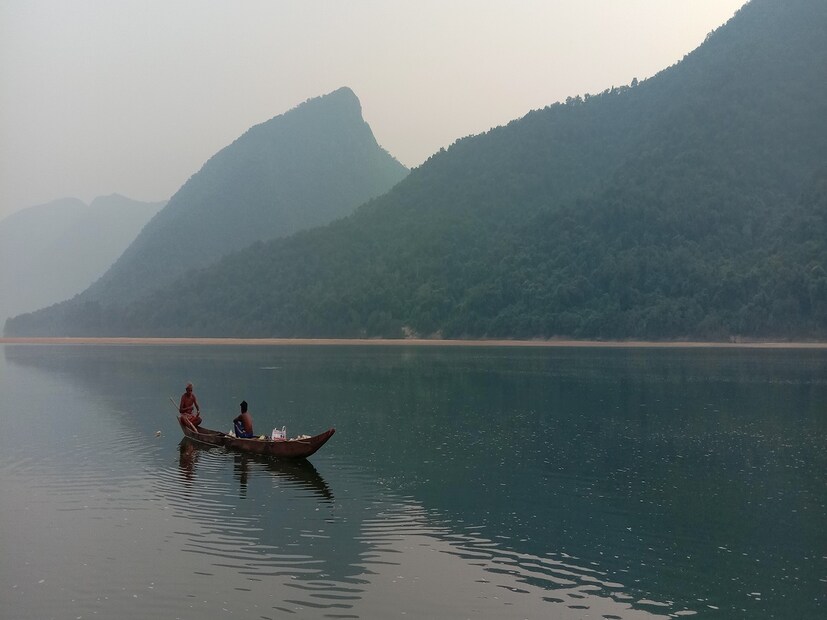 কখনও নদী কখনও সাগর আবার কখনও পাহাড়, জঙ্গল বারবারই ভ্রমণপ্রিয় বাঙালিকে হাতছানি দেয়। সেইমতো তৈরি হয় ট্যুর প্ল্যান। তবে এমন কোনও জায়গা যদি যাওয়া যায় যেখানে নদী, পাহাড় আর জঙ্গল একসঙ্গে থাকবে তবে তো আর কথাই নেই! তাহলে আপনাকে একবার ঘুরে আসতেই হবে ওড়িশার এই অফবিট ডেস্টিনেশনে। (তথ্য ও ছবি: পূর্ণেন্দু মণ্ডল)