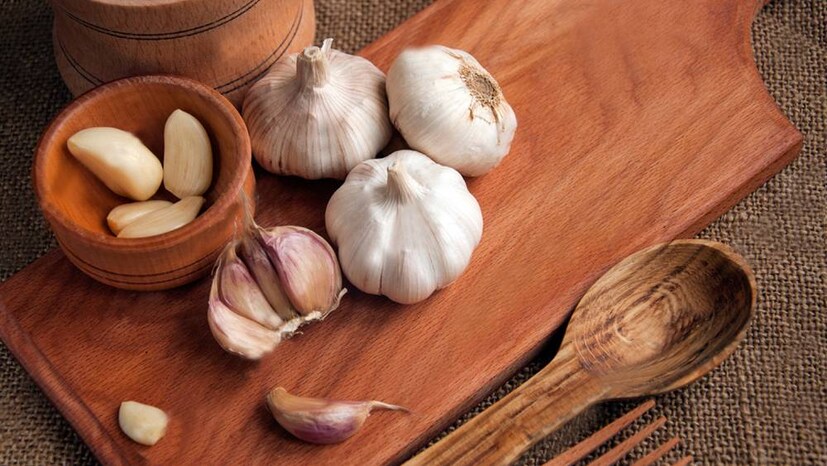 Garlic Peel Benefits: তা ছাড়া রসুনে ভিটামিন এ, ভিটামিন বি এবং ভিটামিন সি উপস্থিত। সালফিউরিক অ্যাসিডও পাওয়া যায় এতে। রসুন এমন এক মশলা যা খেলে স্বাস্থ্যের পাশাপাশি ত্বকও ভাল থাকে।