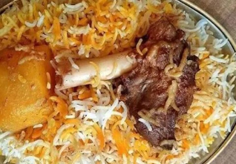 বাজার থেকে মাংস এনে গরম জলে ধুয়ে পরিষ্কার করে নিন। রান্নার আগে মাংস নুন দিয়ে হালকা ভাপিয়ে নিতে পারেন মাংস। তা হলে রাঁধার সময়ে তা নরমও হবে, রান্নাও তাড়াতাড়ি হবে।