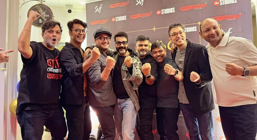 গতকাল সৃজিতের সর্বশেষ ছবি 'দশম অবতার' এর সাকসেস পার্টিতেই সহাস্যে বন্ধুর হাত ধরে ঘোষণা করলে বন্ধুত্বের ১৩ বছরের বার্ষিকী। দুই বন্ধুর ভালবাসার, বোঝাপড়ার সম্পর্কের ১৩ বছরের এক ঝলমলে মুহূর্ত। আর এই সমঝোতা, বিশ্বাস, ভালোবাসার সম্পর্কে আগামী দিনে আরও আরও বছর এগিয়ে যাওয়ার কথাও দিলেন শিল্পী।