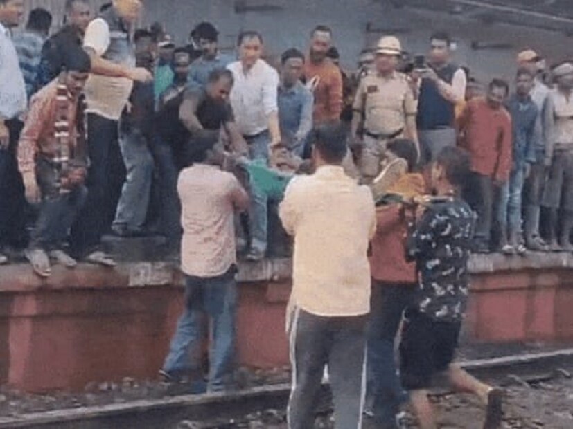 ঘড়িতে তখন ১২টা বেজে আট মিনিট। ভিড়ে থিকথিক করছে স্টেশন। হঠাৎই বিকট শব্দ শুনে আতঙ্কিত হয়ে ওঠেন যাত্রীরা। (ছবি-- বনোয়ারীলাল চৌধুরী)