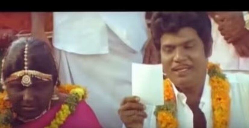 শিক্ষিকা হিসেবে কাজ করতেন তিনি। তবে আজ কাজের দুনিয়াকে বিদায় জানিয়ে পরিবারকেই সময় দিচ্ছেন আকুম্মানি। তবে সম্প্রতি তাঁর একটি ছবি ভাইরাল হয়েছে সোশ্যাল মিডিয়ায়। বহু মানুষই চমকে গিয়েছেন। তাঁরা সকলেই বলছেন যে, আকুম্মানি সত্যিই সুন্দরী।