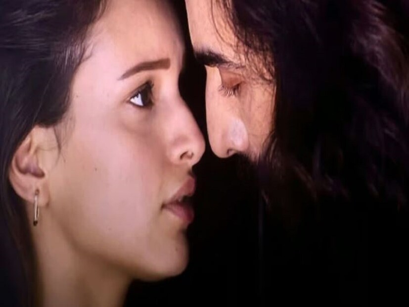 শুধু স্ক্রিন প্রেজেন্সেই নজর কাড়েননি। রণবীরের সঙ্গে অন্তরঙ্গ দৃশ্য়েও বিছানায় জ্বেলেছেন আগুন। কামের সমুদ্রেই বিতর্কের সুনামি! উনত্রিশ বছরের উত্তরাখণ্ডের সুন্দরী বেডসিন বিতর্কে মুখ খুললেন।