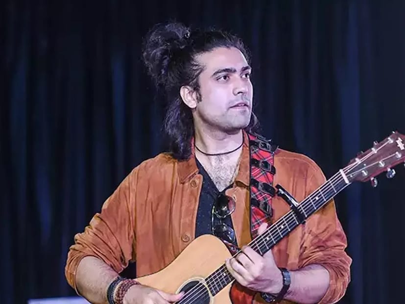 জুবিন নওটিয়াল-- জুবিন নওটিয়ালের স্টারডম-ও ঠিক এই ভাবেই তাঁর জেদের পথ ধরে হেঁটেছে। ইন্ডিয়ান আইডলের ১২ তম সিজনে বিদায় নিয়েছিলেন বিফল হয়ে। ‘লুট গ্যায়ে...’-র মতো গান শ্রোতাদের মনে জায়গা করে দিয়েছে।