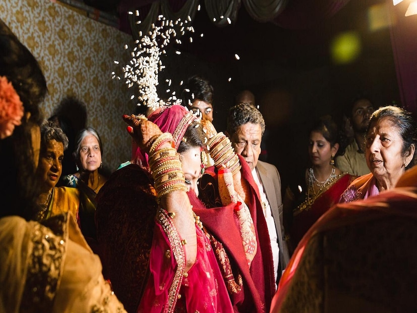 বিশ্বাস অনুযায়ী মনে করা হয়, এই আচার পালন করলে কনে সুখী হবে। ধন-সম্পদের আশীর্বাদ পাবে। আসলে একটি কন্যা তাঁর পিতা মাতার ঘরের লক্ষ্মী। যখন সে অন্যের বাড়িতে চলে যাচ্ছে, তখন এই আচারের মাধ্যমে সে তার বাবা-মায়ের প্রতি কৃতজ্ঞতা প্রকাশ। বাঙালি মেয়েরা দীর্ঘদিন পর্যন্ত এই অনুষ্ঠান পালন করেছেন, এই সময় তাঁরা মায়ের উদ্দেশে বলেন, তোমার ঋণ শোধ করে দিয়ে গেলাম। যুগ বদলেছে। কন্যারা বুঝতে শিখেছেন, এভাবে মুঠোভরা চাল ছুড়ে দিয়ে পিতা-মাতার ঋণ শোধ করা যায় না। তাই অনেকেই আজকাল এই রীতি পালন করতে অস্বীকার করেন।