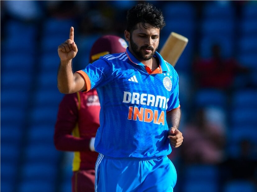 অলরাউন্ডার শার্দুল ঠাকুরের নাম এই তালিকায় রয়েছে।