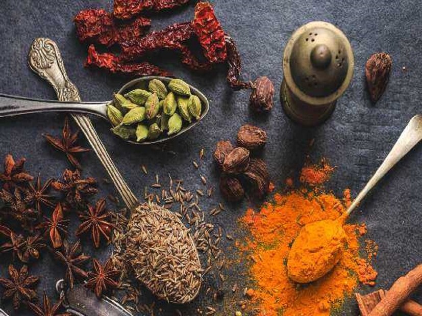 গ্যাস, অম্বল, পেট ফাঁপা-সহ বদহজমের সমস্যা নিয়ন্ত্রণ করে এলাচ৷ পাশাপাশি উৎসেচক ক্ষরণে সাহায্য করে৷ ছোট এলাচে অ্যান্টি ইনফ্লেম্যাটরি উপাদান আছে৷ ফলে শরীরের ইনফ্লেম্যাটরি মাত্রা কমে৷ আর্থ্রাইটিসের সমস্যা নিয়ন্ত্রিত হয়৷