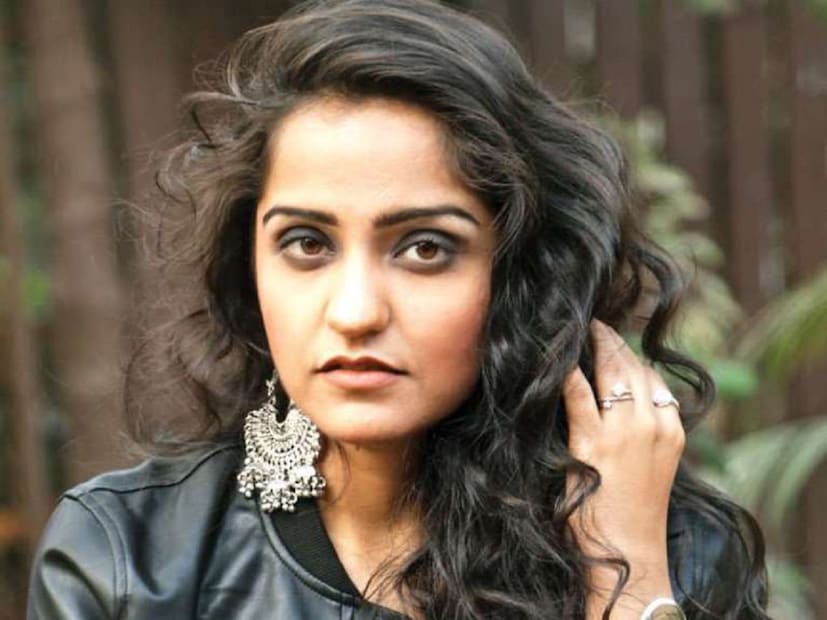 আশিস কৌর-- পঞ্জাবের বাসিন্দা, আশিস কৌর ইন্ডিয়ান আইডল-এর ৬ সিজনে ব্যর্থ হন। কিন্তু নিজের অধ্যবসায়ে আশিস উল্লেখযোগ্য সাফল্য অর্জন করেছেন। এখন তিনি অনেক ছবিতেই গান গাইছেন সাফল্যের সঙ্গে।