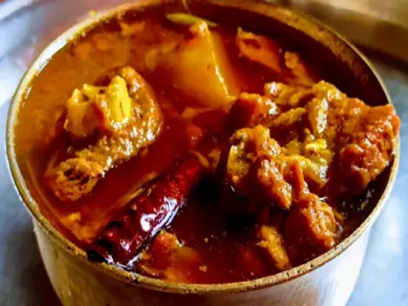 হার্ট অ্যাটাকের ঝুঁকি-- প্রচুর পরিমাণে মাটন খাওয়া আমাদের হার্টের স্বাস্থ্যের জন্য বিপজ্জনক হতে পারে। মাটনে প্রচুর পরিমাণে স্যাচুরেটেড ফ্যাট থাকে। যা LDL (ক্ষতিকর কোলেস্টেরল) বাড়ায়। উচ্চ কোলেস্টেরলের মাত্রা হৃদরোগ এবং স্ট্রোকের ঝুঁকি বাড়ায়।